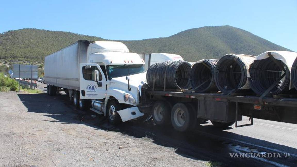 $!Uno de los tráileres transportaba tubos de acero.