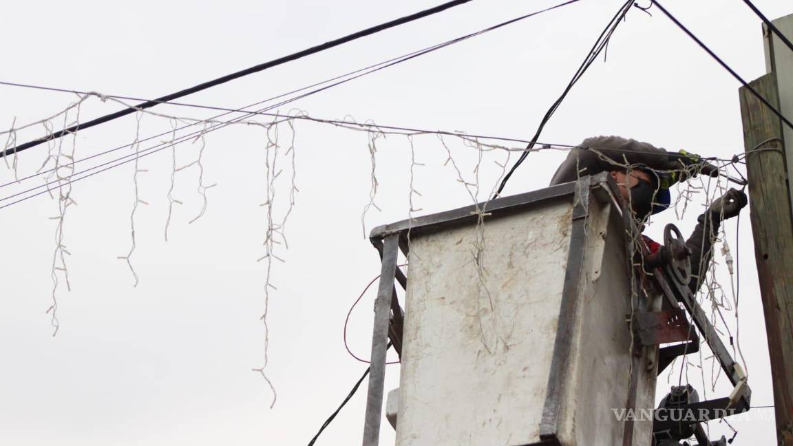 $!Personal de Servicios Públicos trabaja en el retiro ordenado de la decoración navideña.