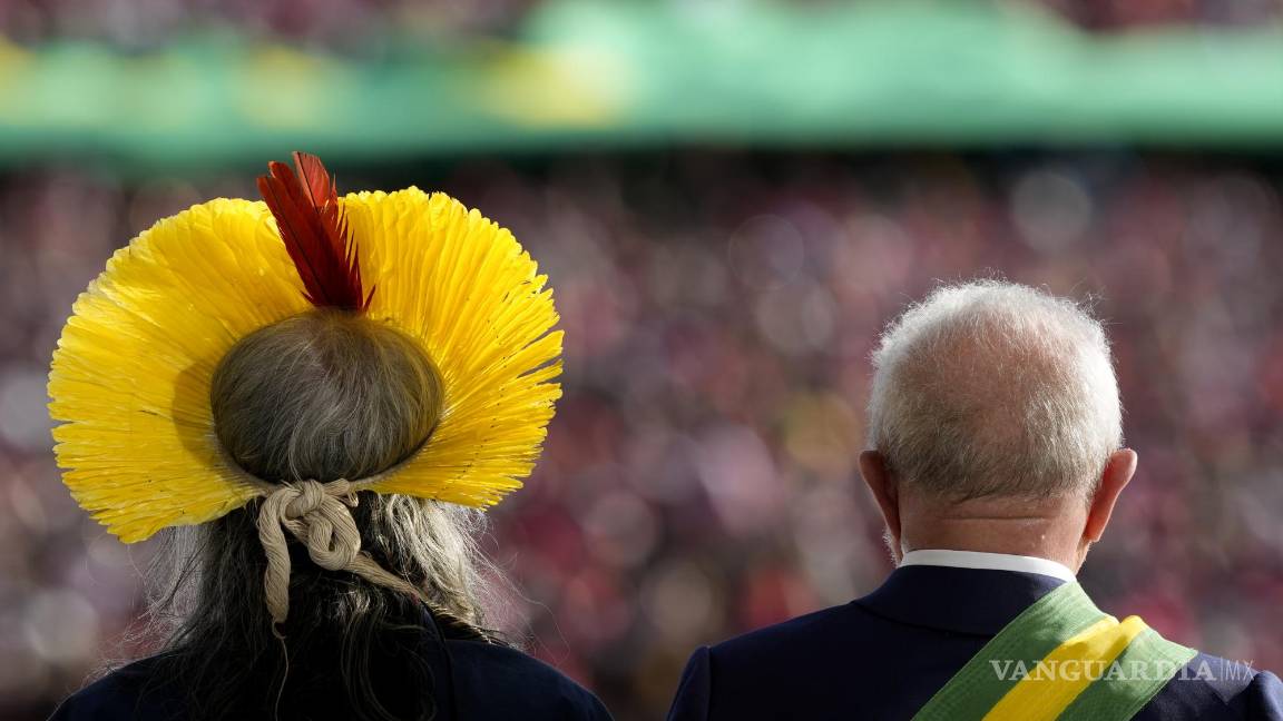 $!El líder indígena Cacique Raoni y el nuevo presidente, Luiz Inácio Lula da Silva, en el palacio presidencial de Planalto tras la ceremonia de toma de posesión de Lula.