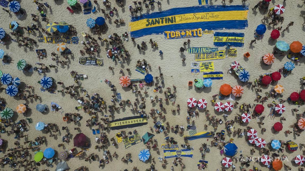 $!Aficionados del Boca Juniors en la playa de Copacabana antes de la final de la Copa Libertadores contra el Fluminense, en Río de Janeiro, el 3 de noviembre.