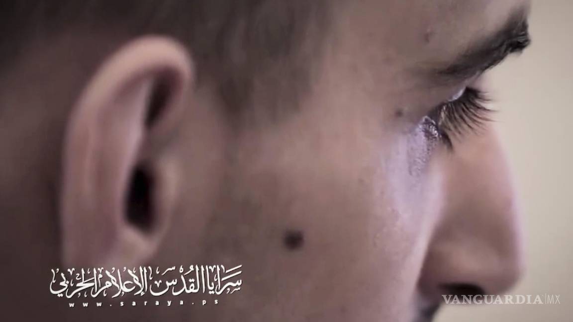 $!El rehén israelí Rom Braslavsky mientras es filmado por sus captores en un lugar no revelado de la Franja de Gaza.