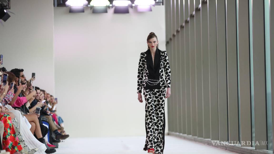 $!Una modelo luce creaciones de la diseñadora mexicana Vero Díaz en el segundo día de actividades del Mercedes-Benz Fashion Week, en Ciudad de México.