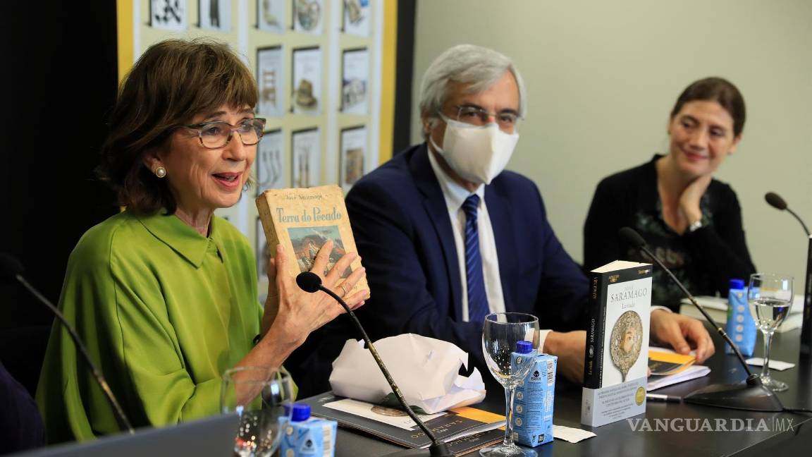 $!(De izq a der) Pilar del Río, viuda del escritor luso José Saramago; el profesor y miembro de la Real Academia Carlos Reis y la directora de la división literaria de Alfaguara, Pilar Reyes, dan una rueda de prensa en el ámbito de la presentación, por parte de la editorial Alfaguara, de todo su programa cultural para celebrar el año Saramago en 2022 en el centenario de su nacimiento. EFE/Fernando Alvarado