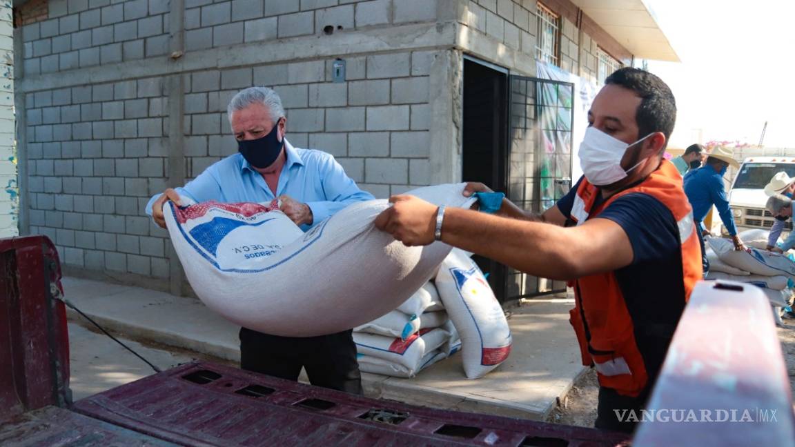 $!Ayuntamiento de Torreón entrega 66 toneladas de alimento a caprinocultores