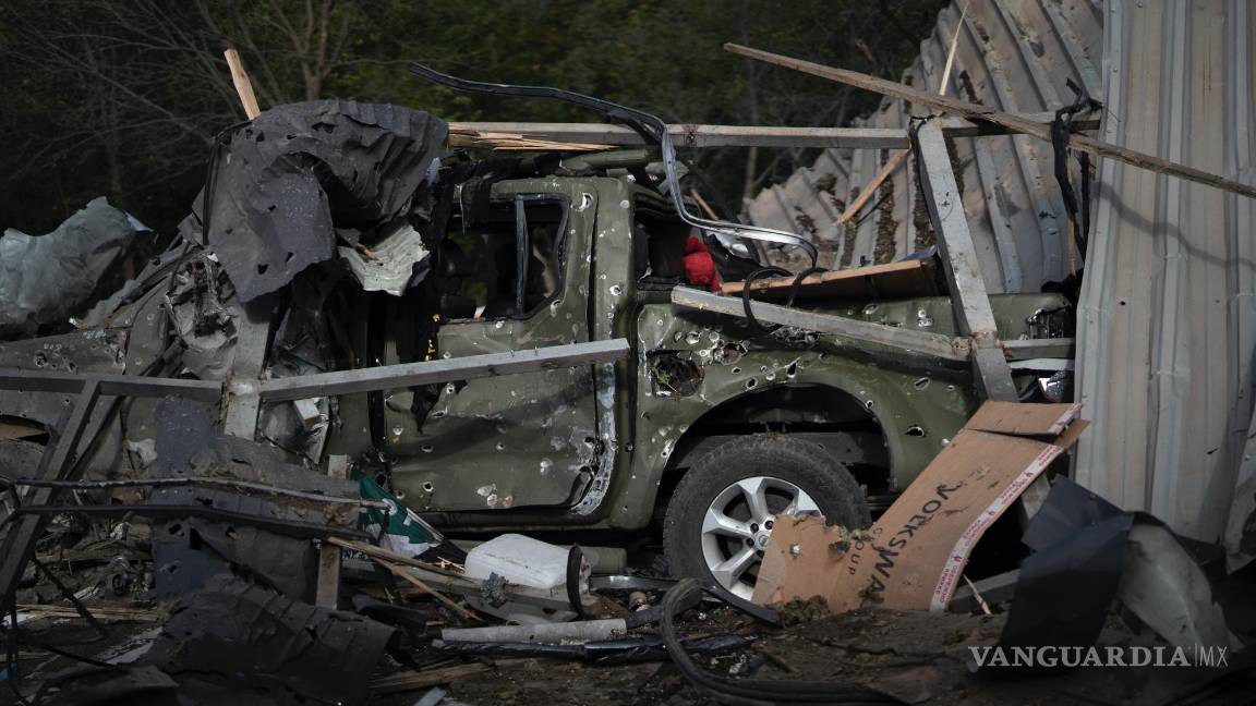 $!Se ve un automóvil dañado debajo de los escombros de un taller de automóviles que fue destruido después de un ataque ruso en Zaporizhzhia, Ucrania.