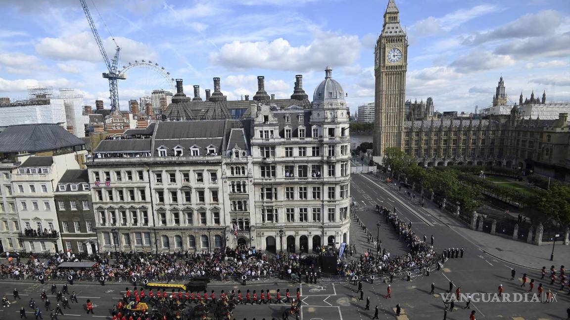 $!La procesión del ataúd de la reina Isabel II de Gran Bretaña se traslada desde el Palacio de Buckingham a Westminster Hall en Londres.