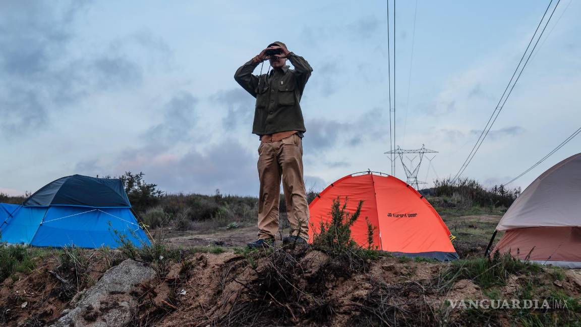$!Peter Fink, un trabajador voluntario de ayuda humanitaria, mantiene un campamento para los solicitantes de asilo que llegan en el desierto cerca de Campo, California.