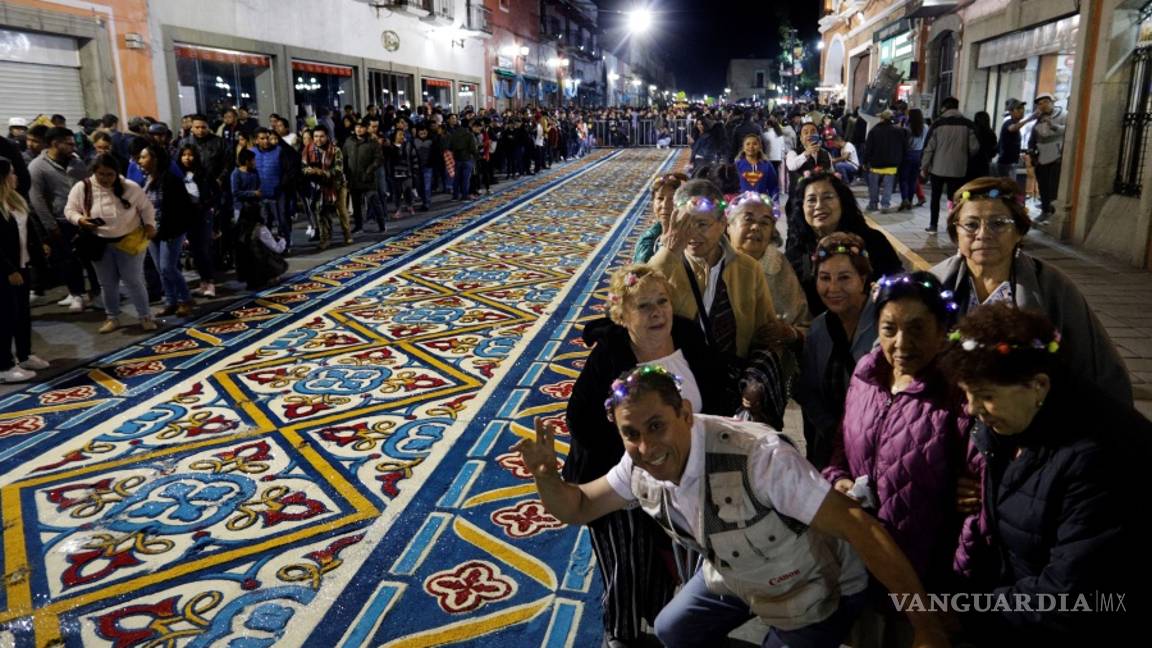 $!Fieles mexicanos honran a la Virgen de la Caridad con alfombras monumentales en las calles de Huamantla
