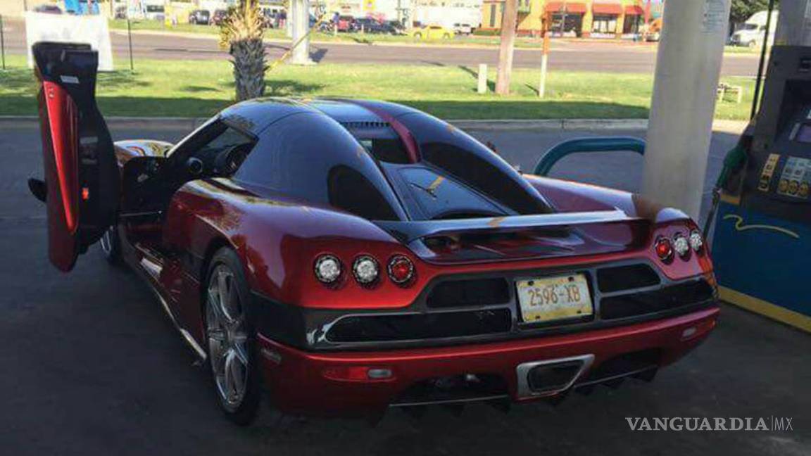 $!Destrozan presuntos empleados de la Presidencia de la República auto de lujo en Nuevo Laredo