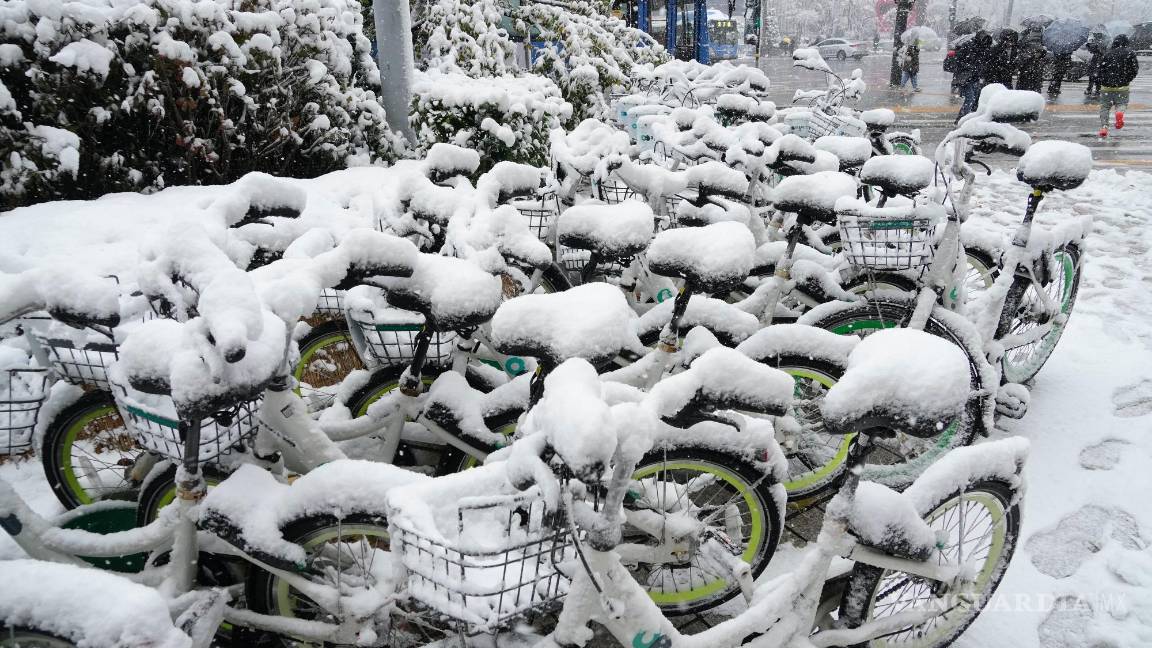 $!Bicicletas cubiertas de nieve estacionadas cerca de una estación de metro en Seúl, Corea del Sur.