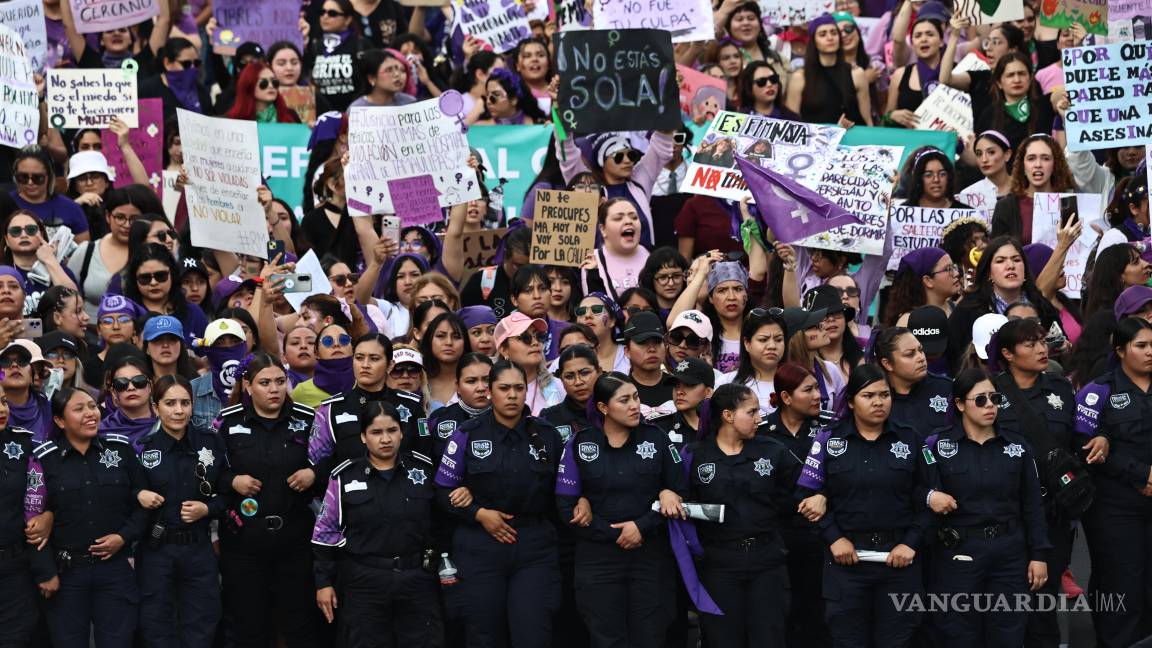 $!Mujeres policías formaron una barrera para delimitar los bloques separatista e interseccional transincluyente durante la movilización realizada el pasado domingo.