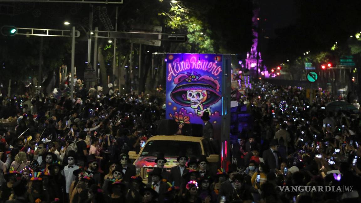 $!Aspectos de la procesión de catrinas del Ángel de la Independencia al Zócalo capitalino.
