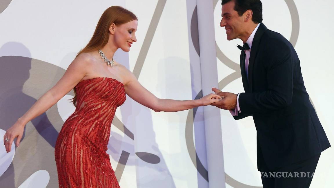 $!Si bien los dos parecían tener un verdadero romance en la alfombra roja, la pareja simplemente les estaban dando a los fanáticos un adelanto de lo que pueden esperar de su próxima serie.