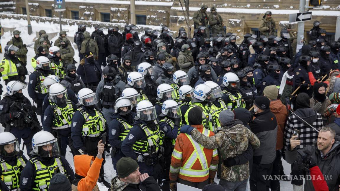 ‘Enloquecen’ protestas contra restricciones COVID a Canadá; policía ‘rompe’ manifestación