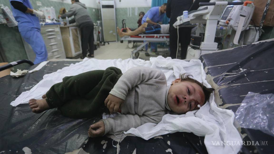 $!Un niño palestino herido en el bombardeo israelí de la Franja de Gaza es trasladado a un hospital de Rafah.