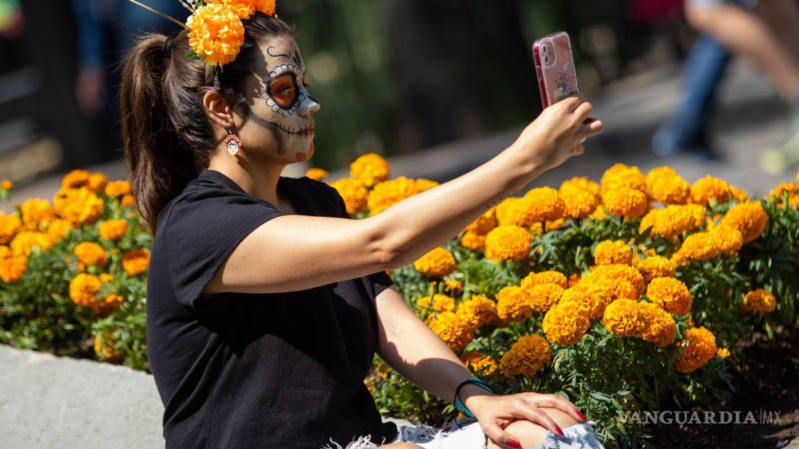 $!Personas se maquillaron de catrines y catrinas en puestos instalados en avenida Reforma para participar en la tarde en la Mega Procesión de Catrinas 2022.