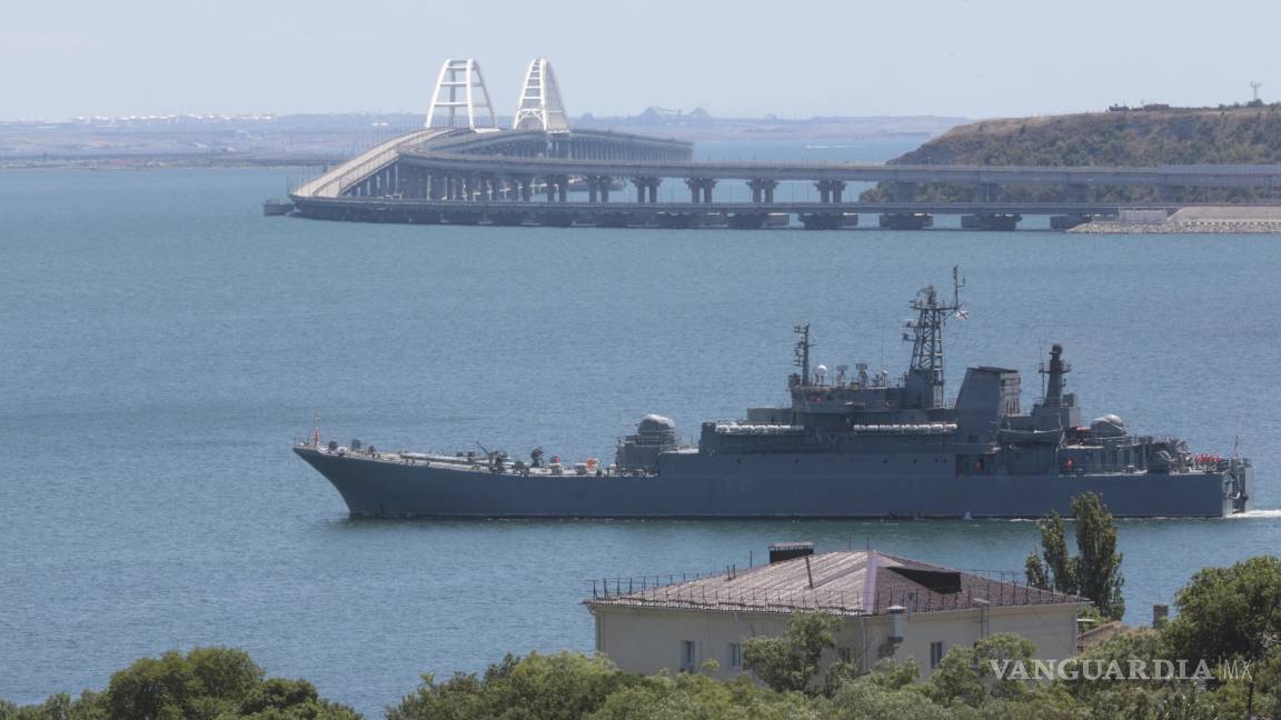 $!Un barco de desembarco militar ruso navega cerca de Kerch, Crimea, el 17 de julio de 2023.