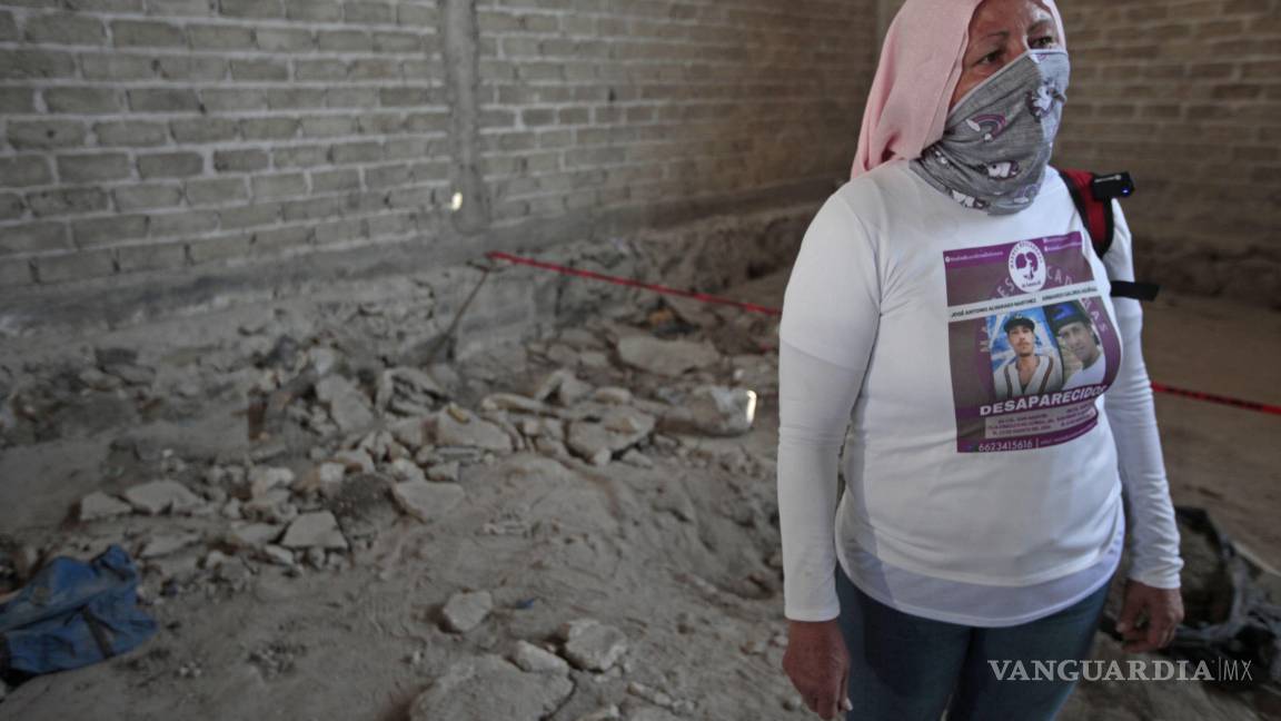 $!TEUCHITLÁN, JALISCO. 20 MARZO 2025.- La Fiscalía General de la Republica y la Fiscalía General del Estado, encabezaron un recorrido para medios de comunicación por el Rancho Izaguirre en el poblado de la Estanzuela, en donde el pasado 5 de Marzo el colectivo Guerreros Buscadores realizaron el hallazgo de un crematorio clandestino así como un campo de adiestramiento y exterminio, también se localizaron restos humanos y pertenecías personales de las victimas.