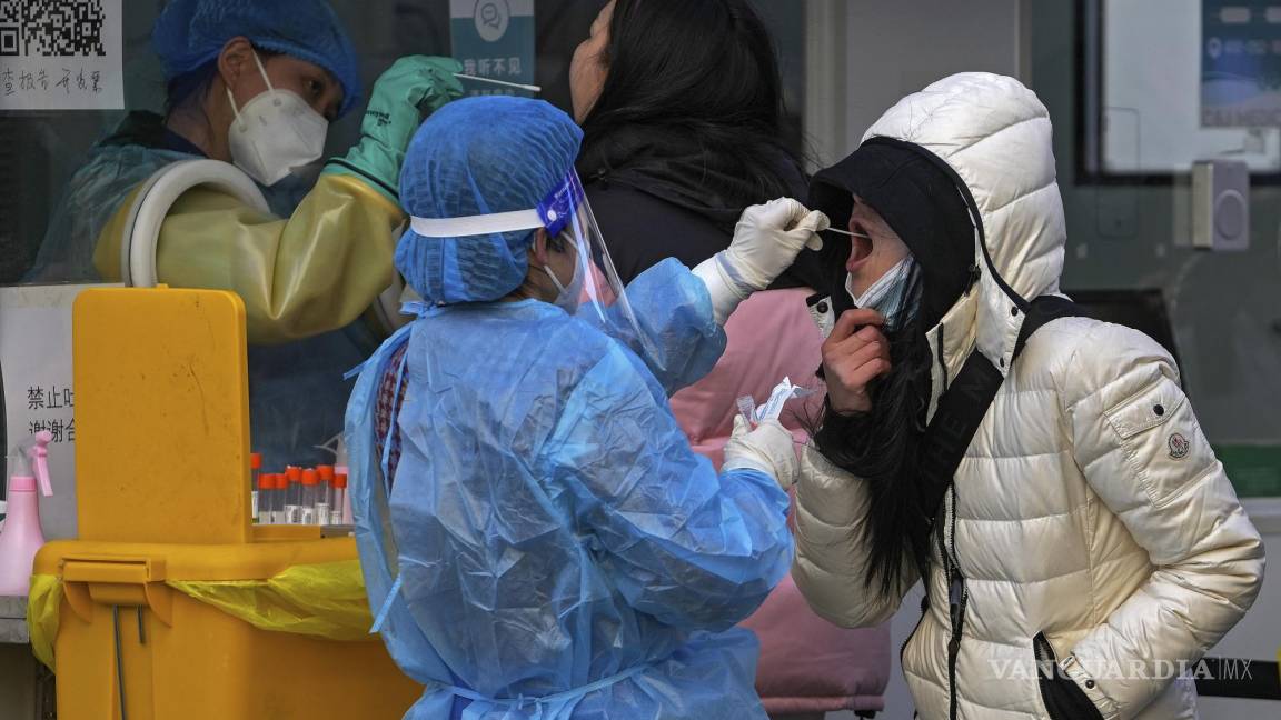Rebrote en China provoca el mayor aumento de contagios COVID en 21 meses
