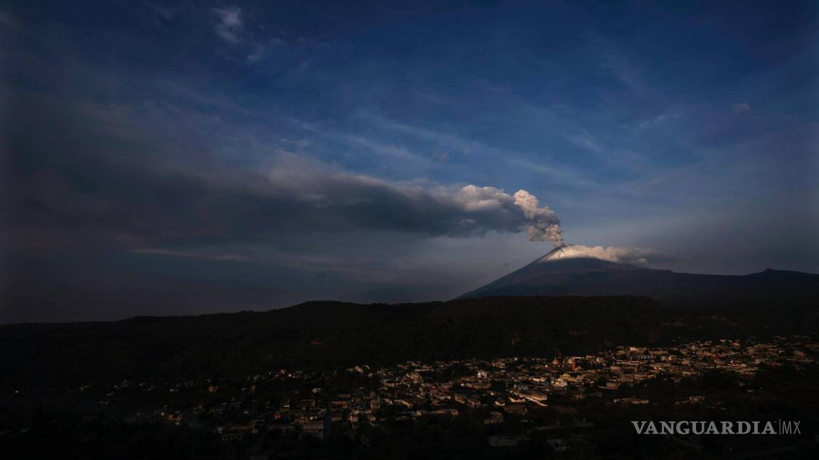 $!El volcán Popocatépetl lanzando ceniza y gases, visto desde Santiago Xalitzintla, México, el 24 de mayo de 2023.