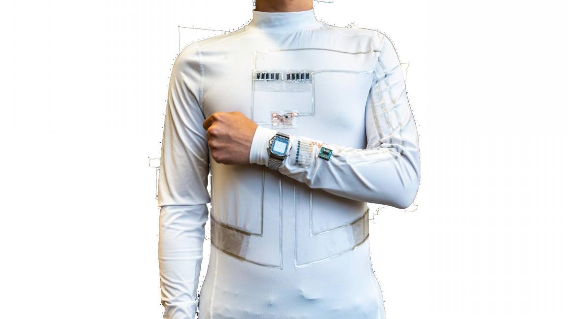 $!La camiseta inteligente entrega electricidad a un reloj LCD. EFE/UC San Diego