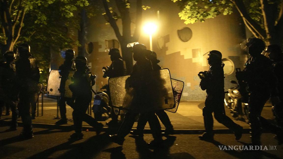 Sigue Francia ardiendo: detienen a más de mil 300 en disturbios contra policías