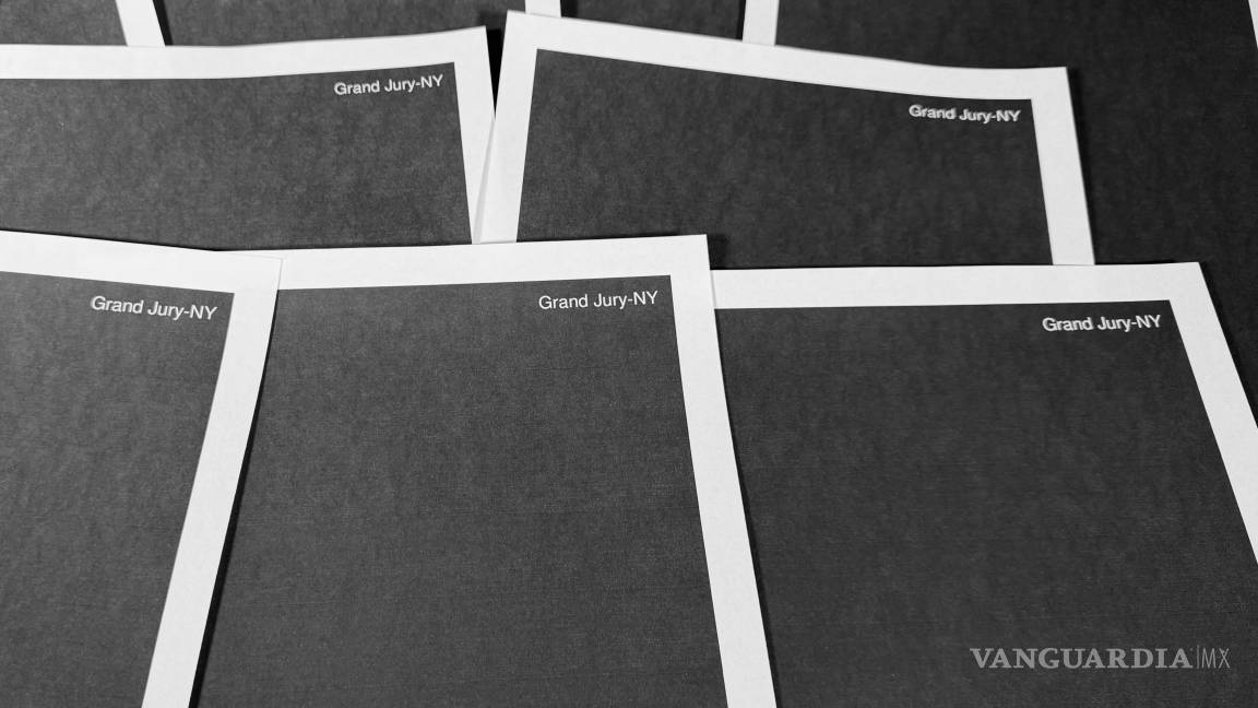 $!Páginas de un archivo de un jurado investigador de Nueva York, completamente censuradas, en relación con el caso de Jeffrey Epstein y Ghislaine Maxwell.