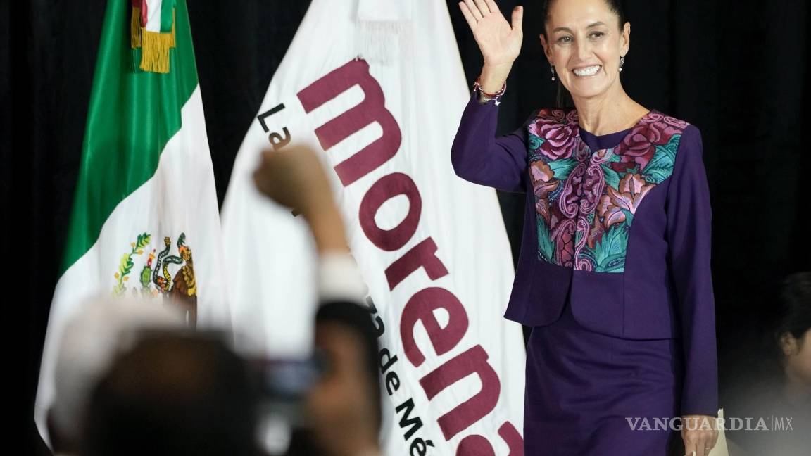 $!La candidata de Morena Claudia Sheinbaum saluda a su llegada tras el cierre de urnas en las elecciones generales en Ciudad de México.