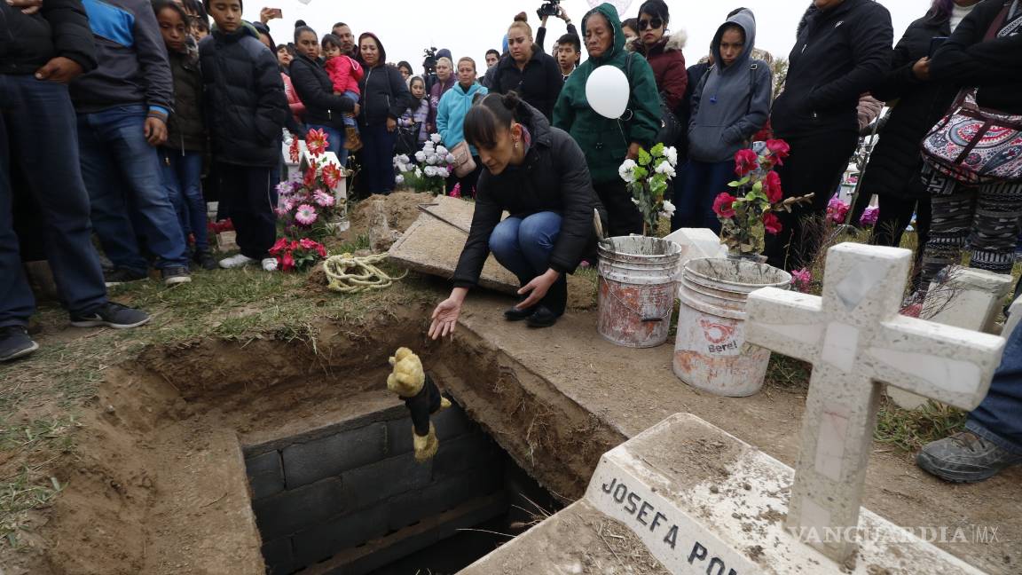 $!Despiden a bebé Karol Nahomi con mariachi y banda en panteón de Saltillo; madre de la pequeña no acude al funeral