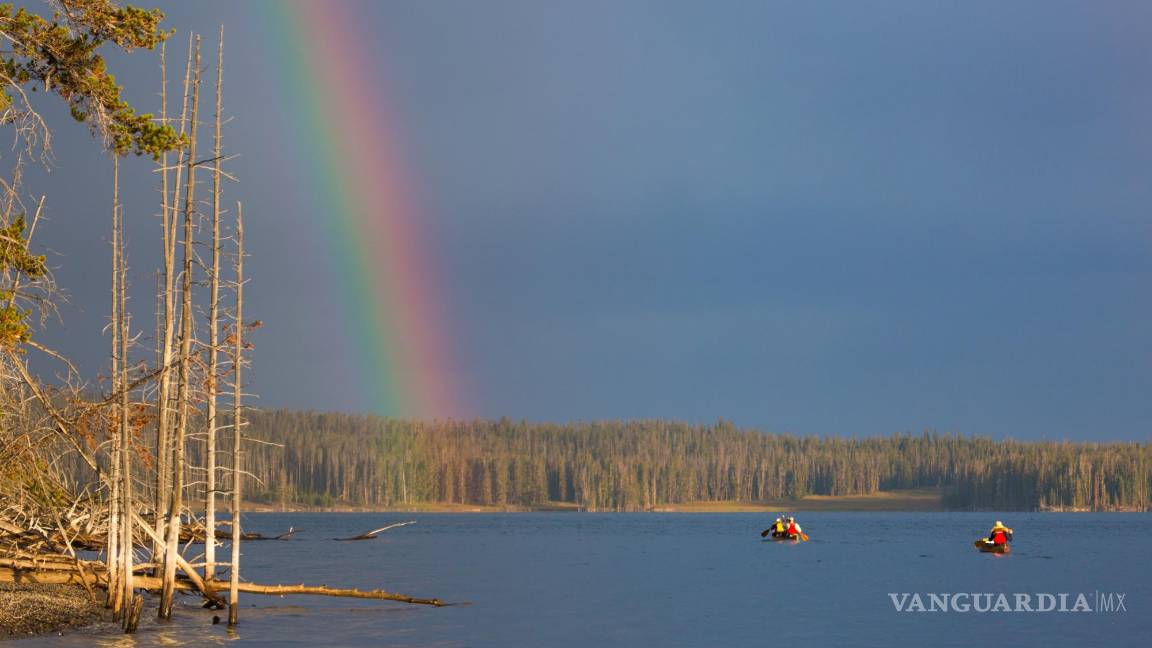 $!Piragüistas por el lago Yellowstone con el atractivo del arco iris. EFE/National Park Service