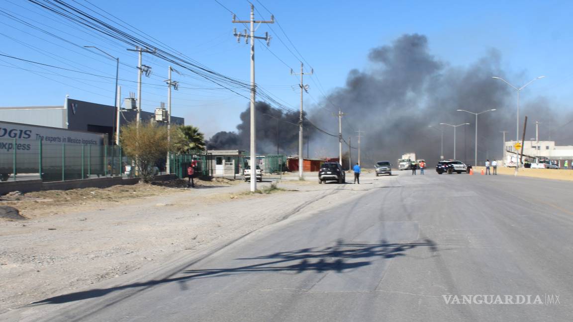 Se va de reversa, choca y causa incendio en Saltillo