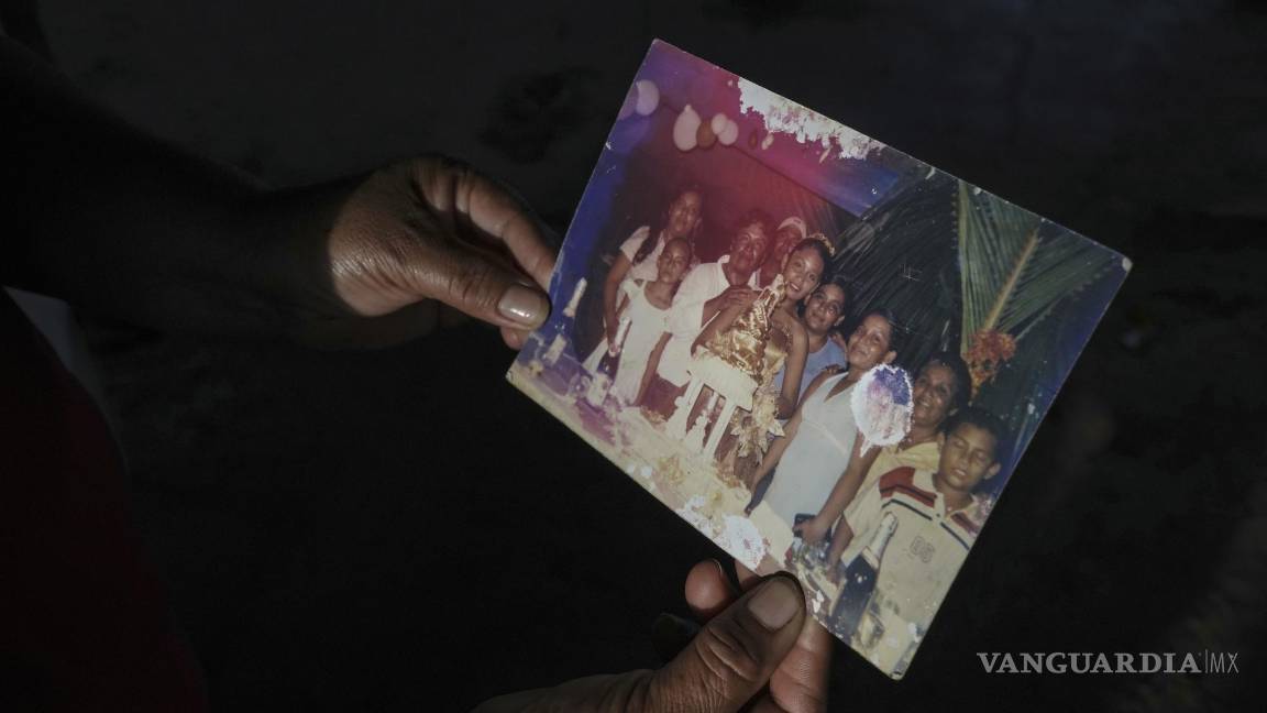 $!Guadalupe Cobos sostiene una fotografía familiar de 20 años, dentro de su casa en El Bosque, en el estado de Tabasco, México.
