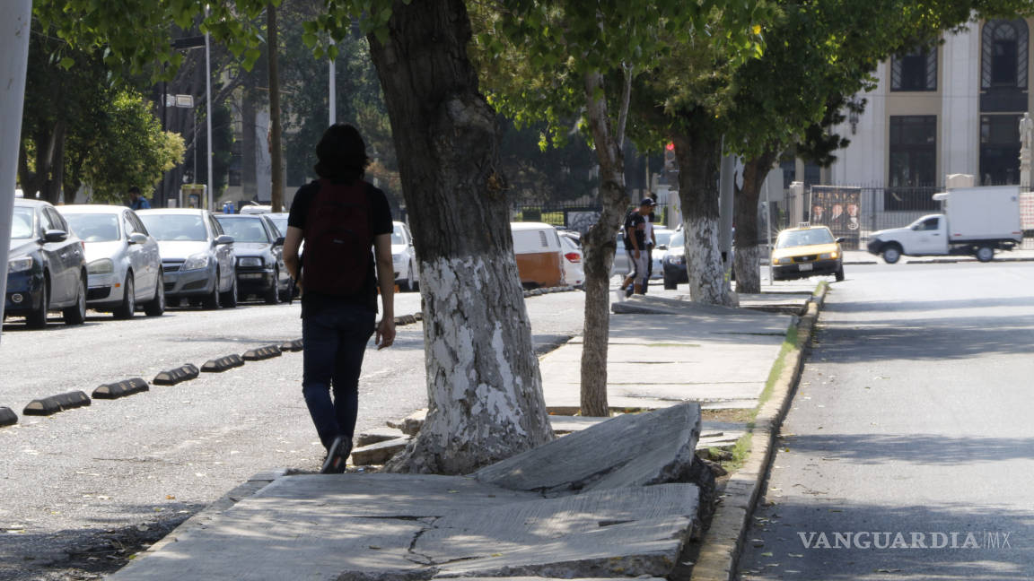 Afirman especialistas que Saltillo no es una ciudad para peatones; banquetas representan un verdadero peligro