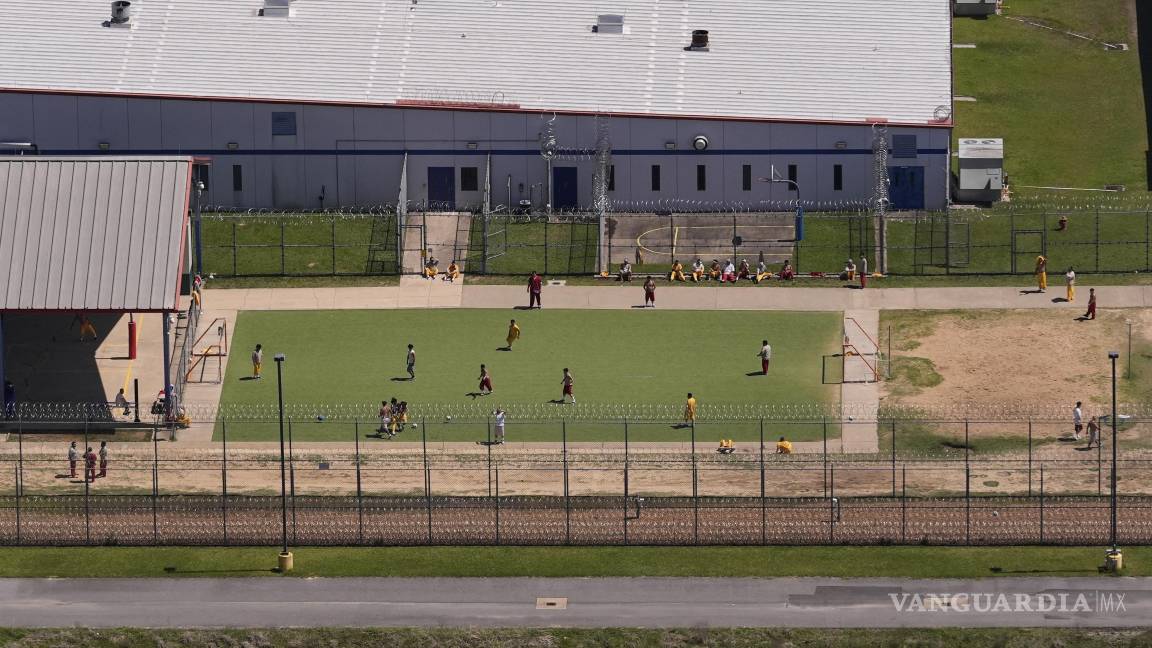 $!Los esfuerzos del gobierno federal por llevar a cabo deportaciones a gran escala representan una posible bonanza para las empresas penitenciarias privadas.