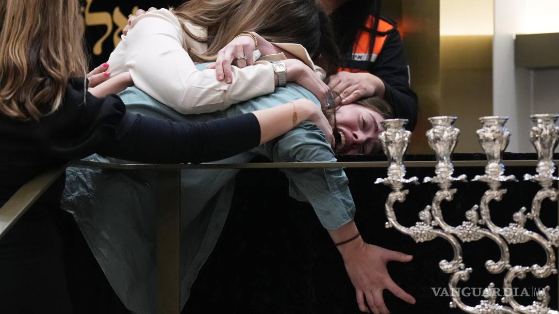 $!Unaa familia reacciona sobre el ataúd del rabino Rabbi Eli Schlanger, víctima del tiroteo de la playa Bondi, durante su funeral en una sinagoga en Bondi.