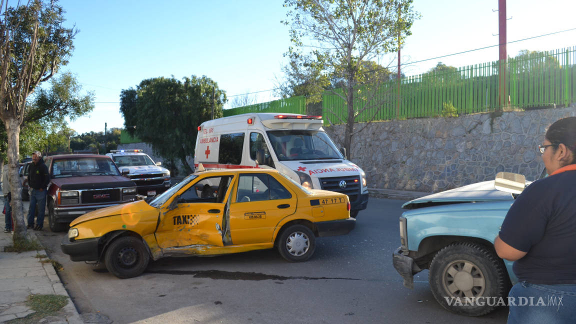 Se atraviesa taxi para subir pasaje y choca en calle de Saltillo