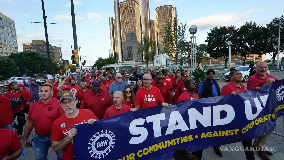 $!Miembros de United Auto Workers, incluido el presidente Shawn Fain (centro), marchan frente a la sede de General Motors en Detroit.