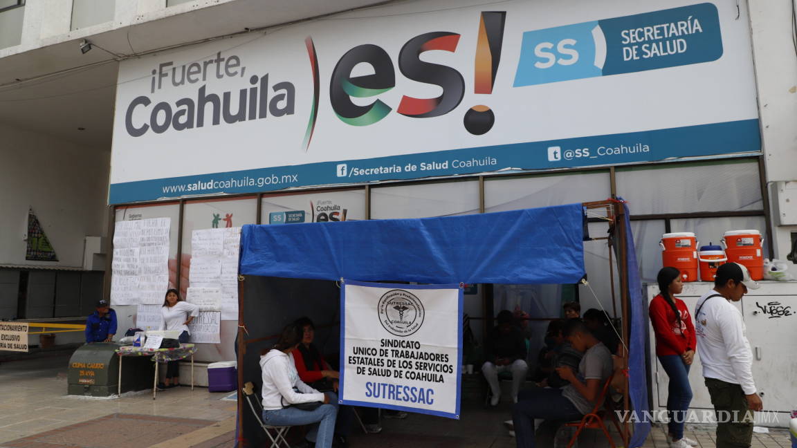 Plantón en las oficinas de la Secretaría de Salud en Saltillo; inconformes exigen condiciones laborales estables