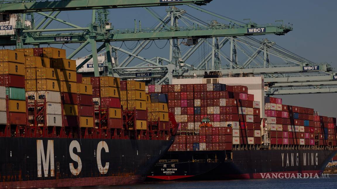 $!Un buque portacontenedores en el Puerto de Los Ángeles. Los cuellos de botella en la producción siguen siendo poco comprendidos.