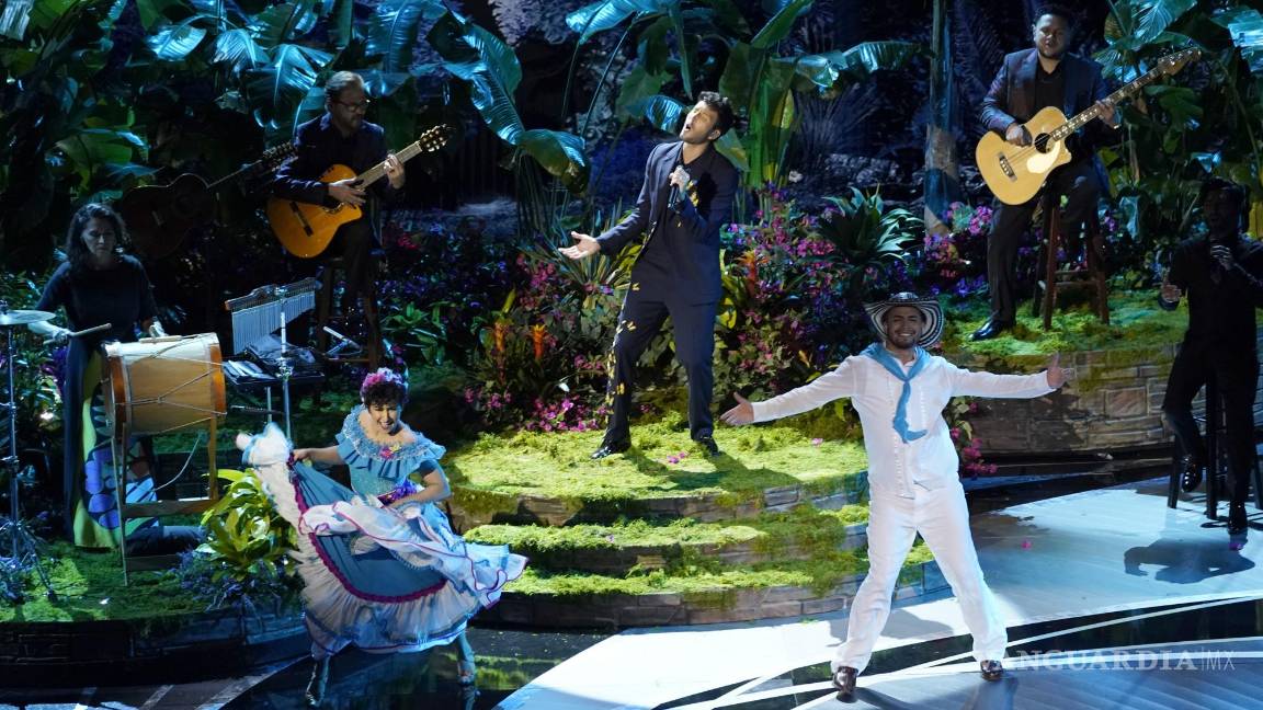 $!Sebastián Yatra cantó el emotivo tema Dos oruguitas de la película animada Encanto.