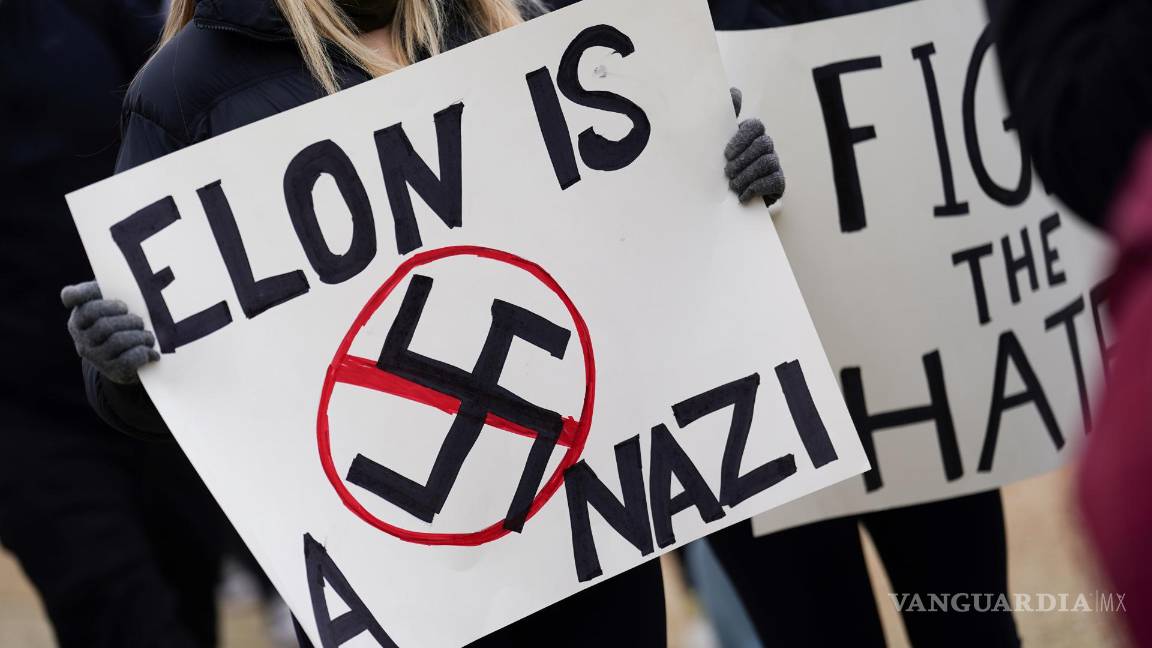 $!Un persona en una protesta contra Elon Musk por sus acciones al frente del Departamento de Eficiencia Gubernamental en Washington.