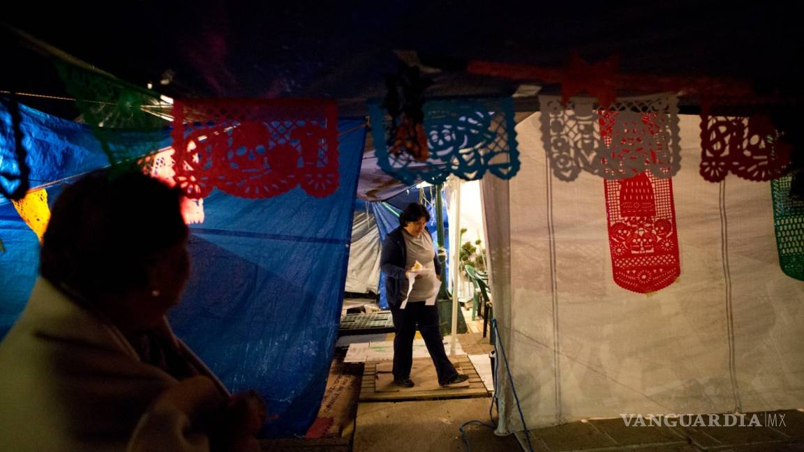 $!En medio de la escasez, víctimas del sismo celebran el Día Muertos