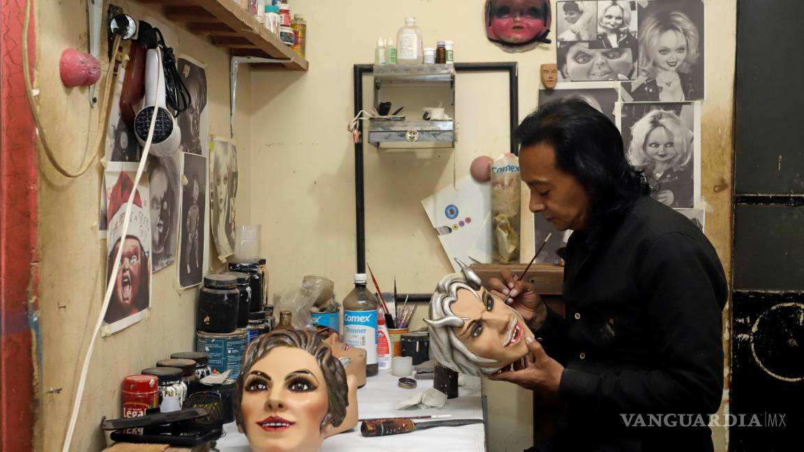 $!El escultor Adrián Becerra mientras trabaja en su taller de máscaras talladas en madera artesanal, en la ciudad de Puebla (México). EFE/ Hilda Ríos