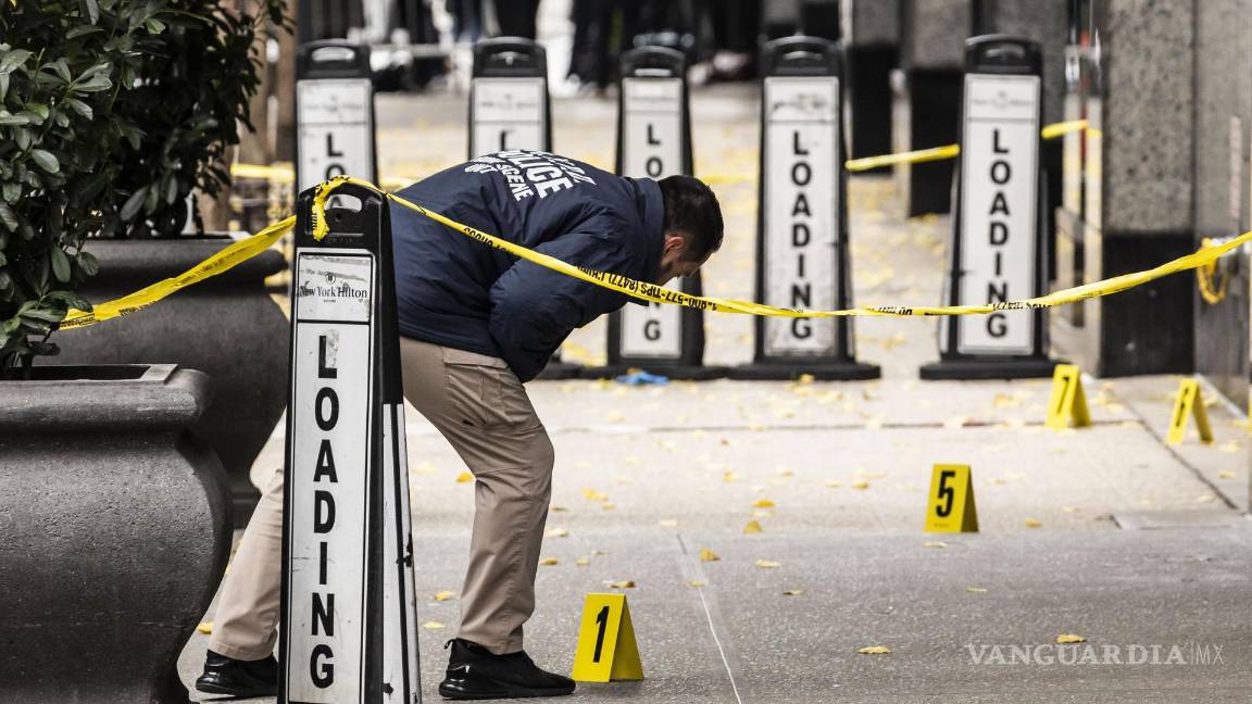 $!Un miembro de la Unidad de la Escena del Crimen del Departamento de Policía en la escena donde Brian Thompson fue asesinado a tiros.