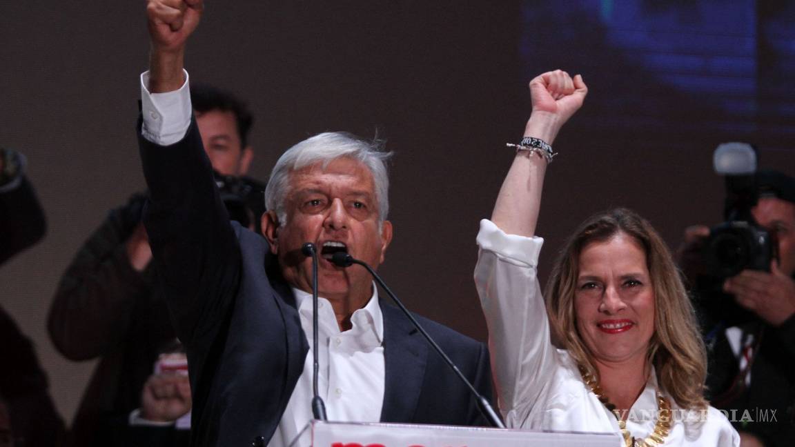 AMLO gana un “Óscar de la política”, por la mejor campaña presidencial; su esposa, por el mejor jingle
