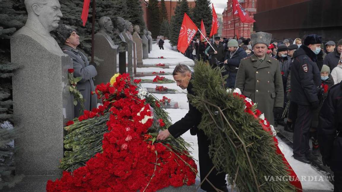 Comunistas rusos rinden tributo a Joseph Stalin en el 68 aniversario de su muerte