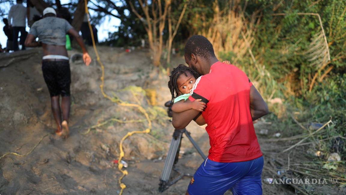 Trasladan a primeros migrantes haitianos de Piedras Negras a estación migratoria en Tapachula, Chiapas
