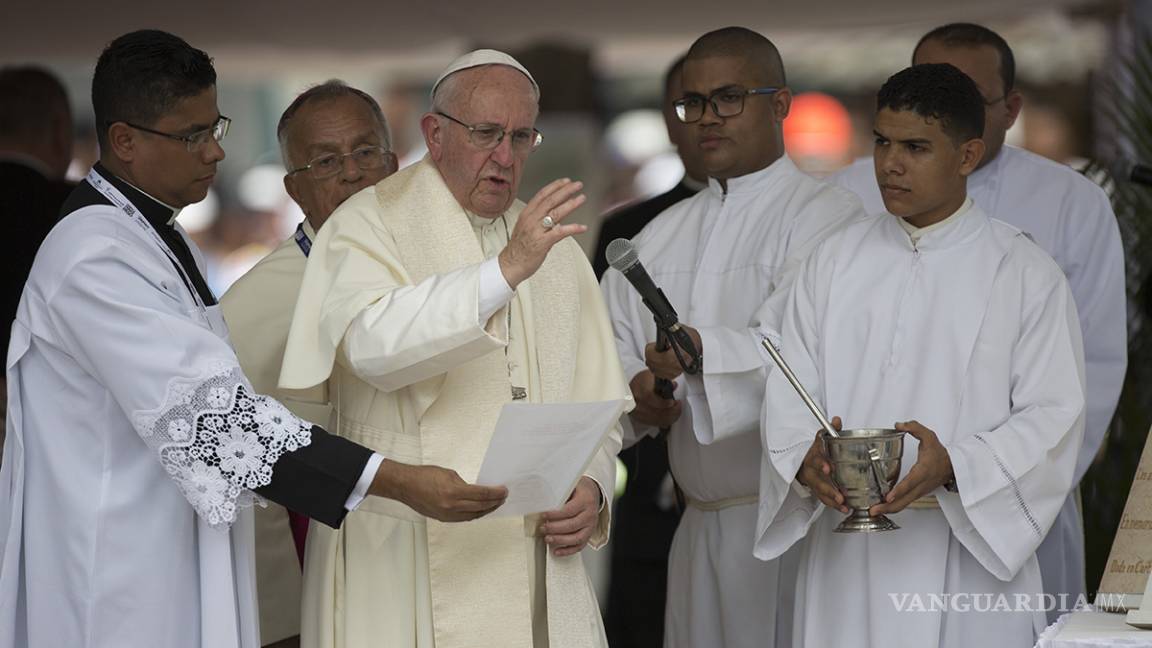 Papa sufre ligero golpe en la cara al intentar saludar a un niño en Cartagena (+VIDEO)