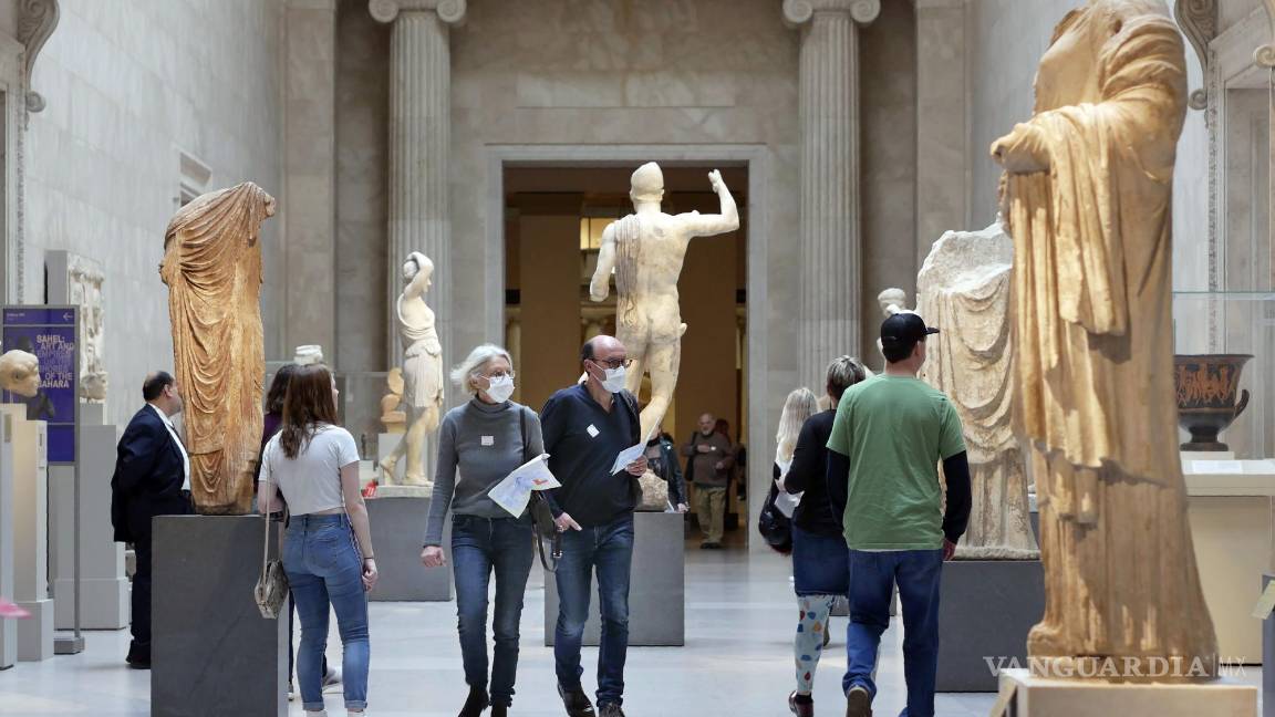 $!Los visitantes usan máscaras mientras caminan por el Museo Metropolitano de Arte en Nueva York, el 10 de marzo de 2020. AP/Seth Wenig