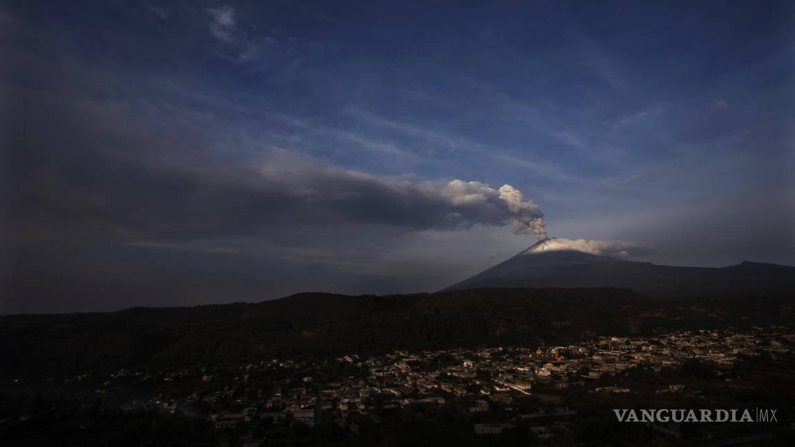 $!El volcán Popocatépetl arroja ceniza y vapor, visto desde Santiago Xalitzintla, México, el miércoles 24 de mayo de 2023.